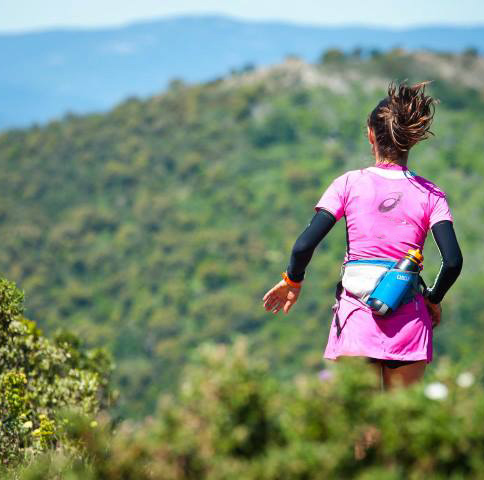 Femme en train de courir lors du marathon des maures à collobrières, vue sur le massif